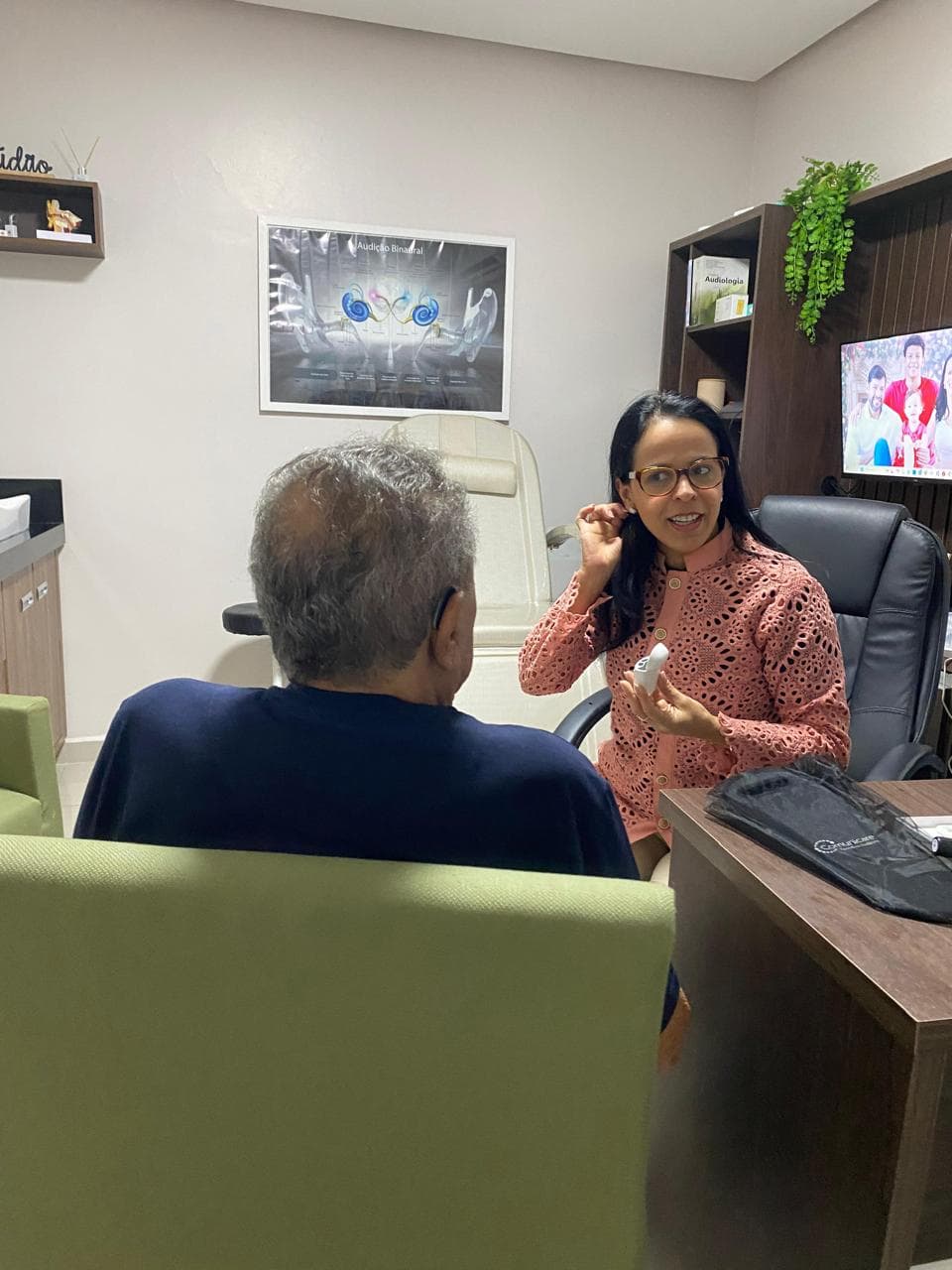 Elivânia Abreu atendendo paciente no consultório de audiologia em Seabra